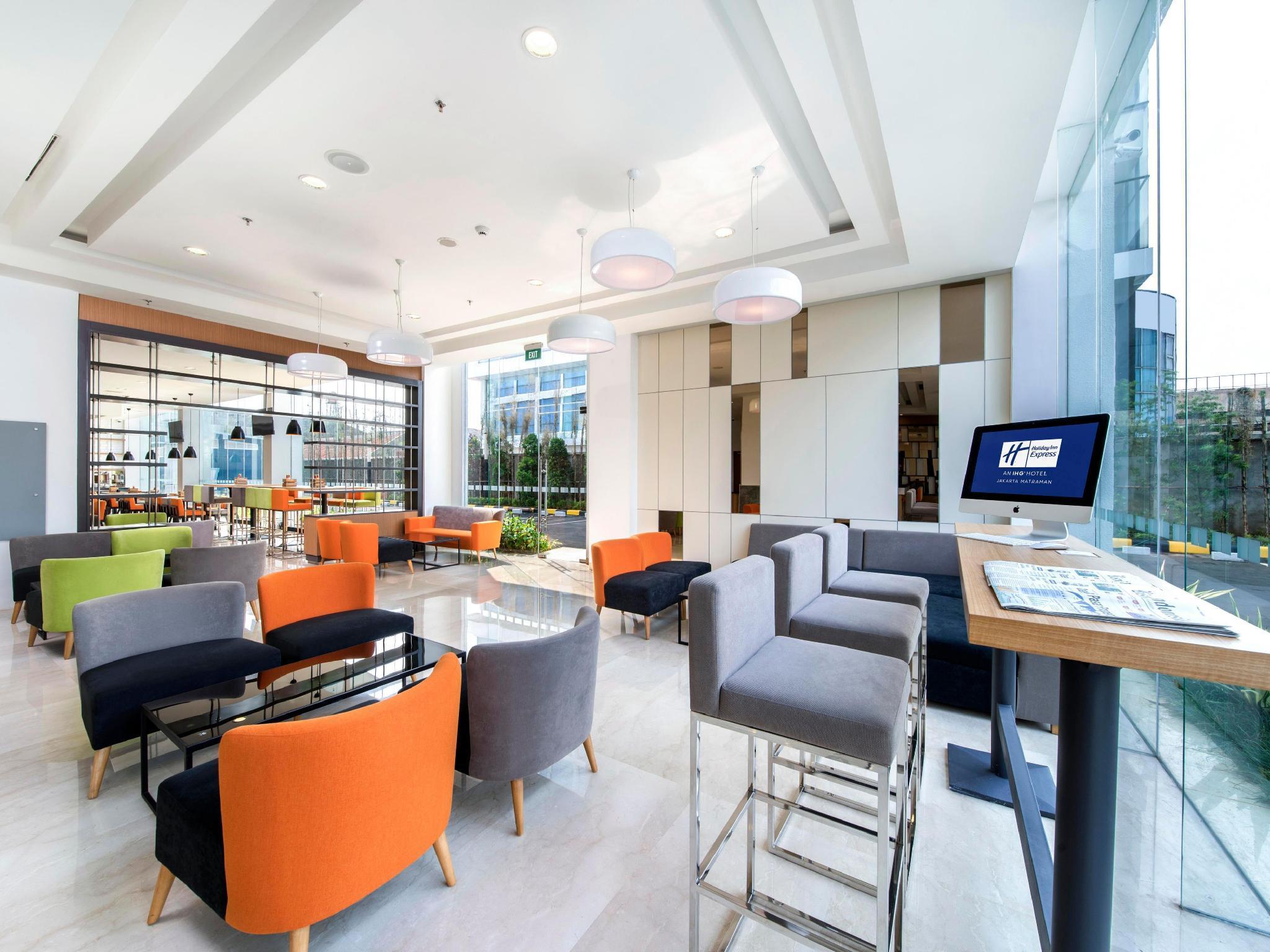 Holiday Inn Express Jakarta Matraman By Ihg Exterior photo
